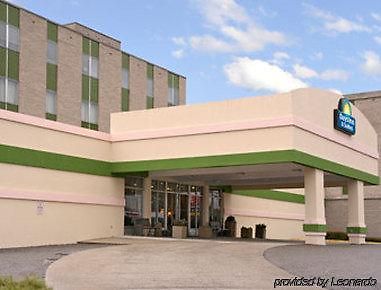 Elkins Inn And Suites Exterior photo